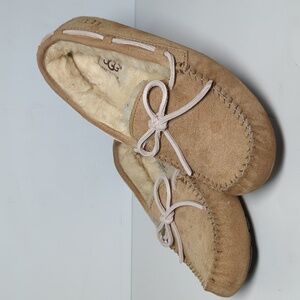 UGG Dakota suede sheepskin moccasin slippers woman's size 6 EU 37